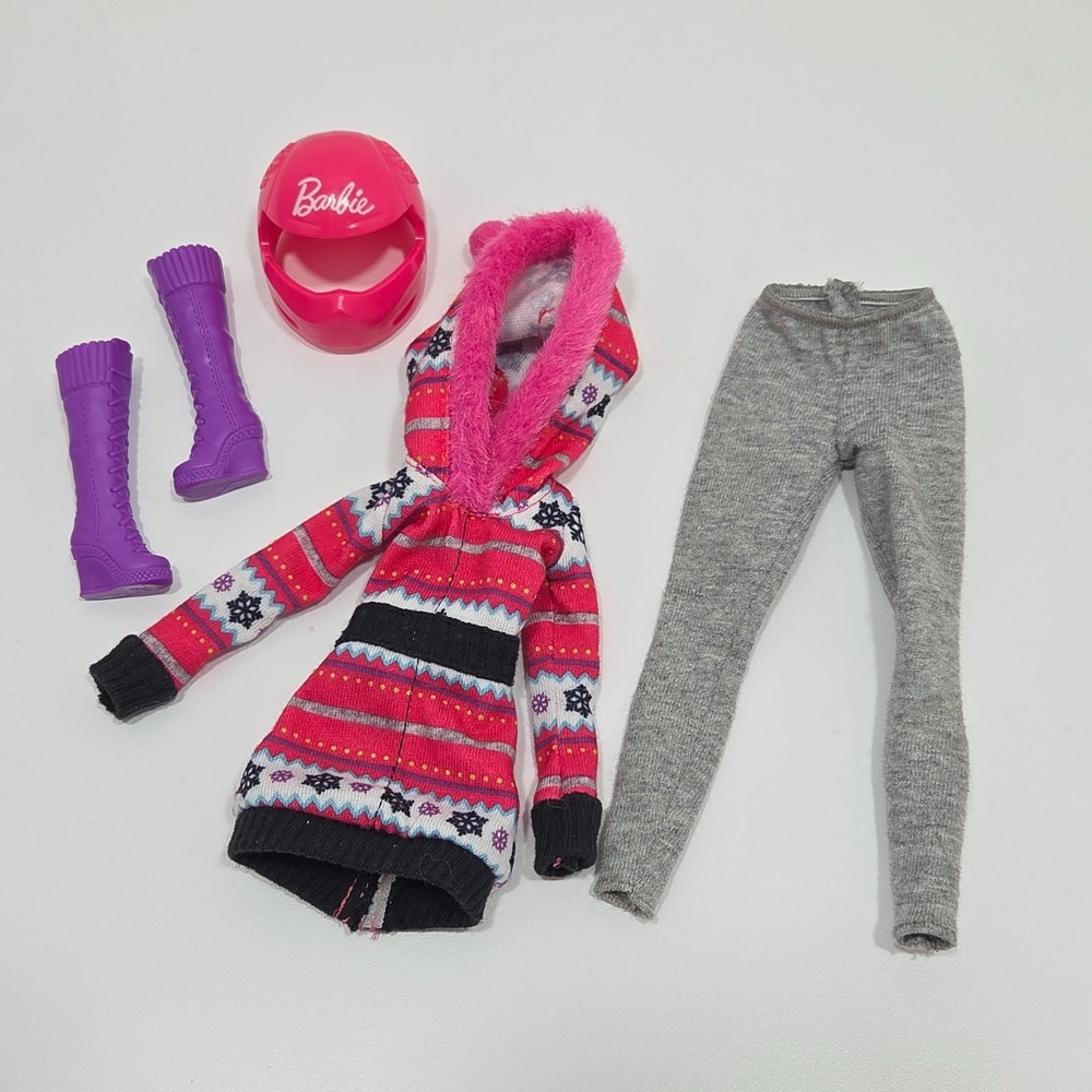 Barbie Sisters Winter Snow Fun Gift Set Outfit Coat Pants Boots Helmet FDR73